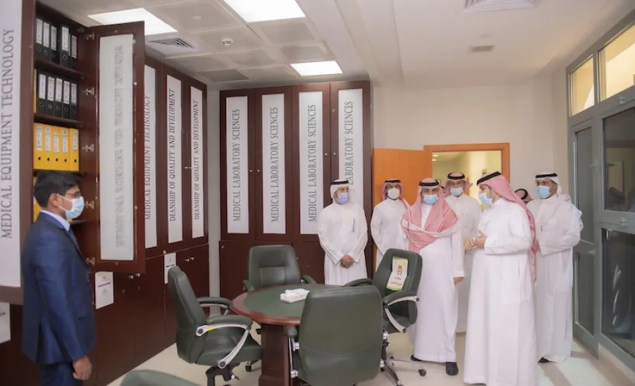 رئيس الجامعة يزور كليتي الطب والعلوم الطبية التطبيقية  -  جامعة المجمعة