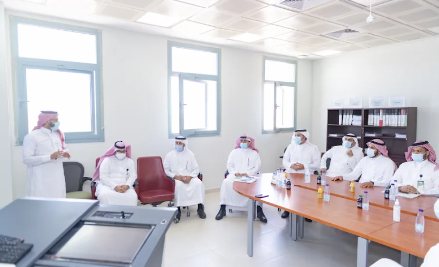 رئيس الجامعة يزور كليتي الطب والعلوم الطبية التطبيقية  -  جامعة المجمعة