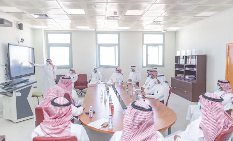 رئيس الجامعة يزور كليتي الطب والعلوم الطبية التطبيقية  -  جامعة المجمعة