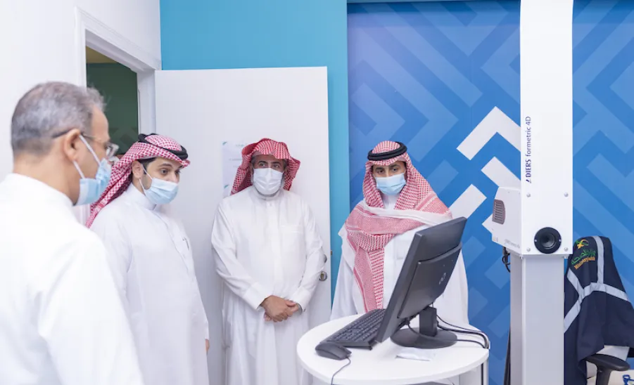 رئيس الجامعة يزور كليتي الطب والعلوم الطبية التطبيقية  -  جامعة المجمعة