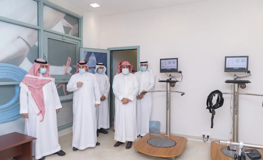 رئيس الجامعة يزور كليتي الطب والعلوم الطبية التطبيقية  -  جامعة المجمعة