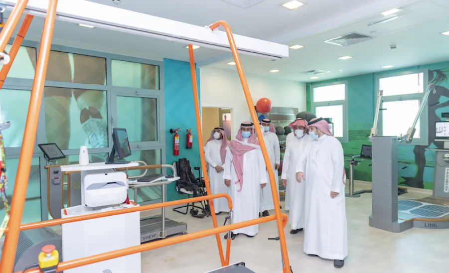 رئيس الجامعة يزور كليتي الطب والعلوم الطبية التطبيقية  -  جامعة المجمعة