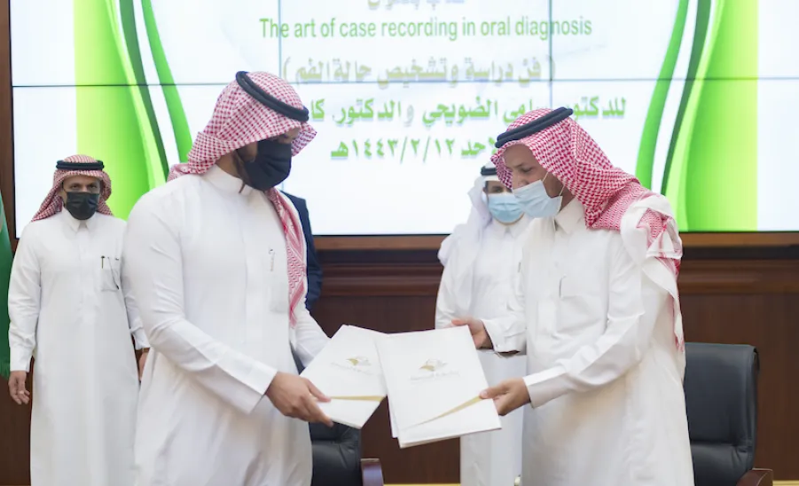 مركز النشر والترجمة بالجامعة يوقع اتفاقية نشر كتابين - ]U,M