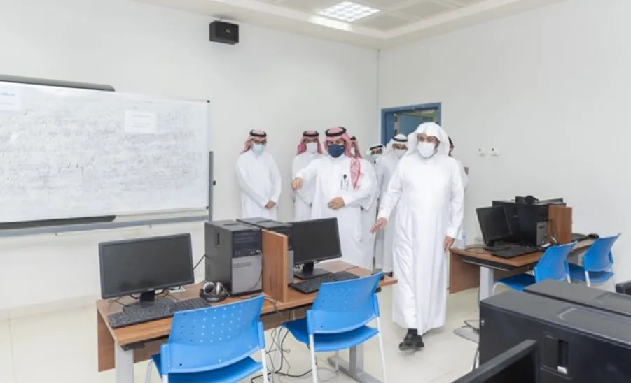 Deanship students are back to classes  - جانب من زيارة وكيل الجامعة