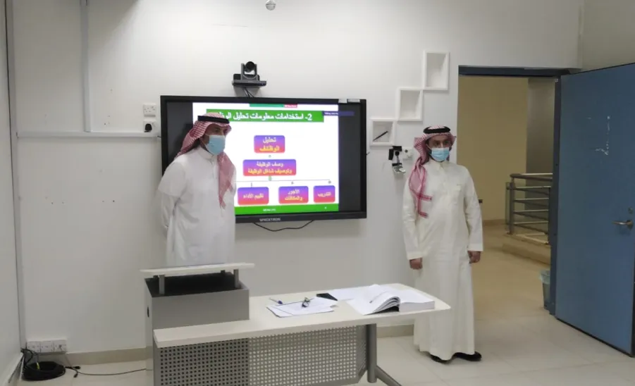A Tour of inspection by the dean to Master's Program in Human Resource Management - كلية إدارة الأعمال