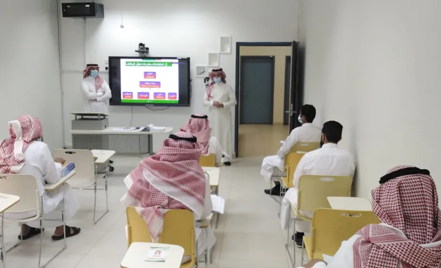 A Tour of inspection by the dean to Master's Program in Human Resource Management - كلية إدارة الأعمال