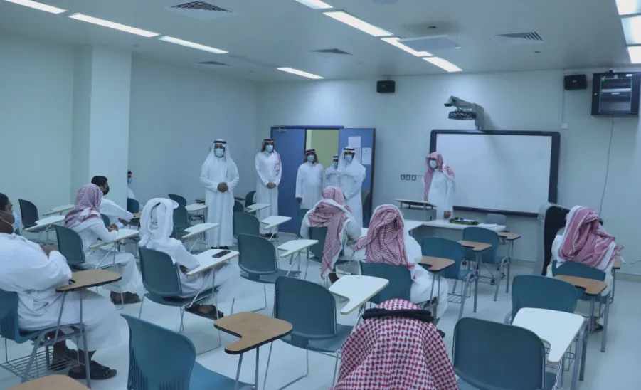 بمتابعة رئيس الجامعة وكيل الجامعة للشؤون التعليمية يزور الكليات ويناقش أهم الموضوعات المتعلقة بالعملية التعليمية -  جامعة المجمعة