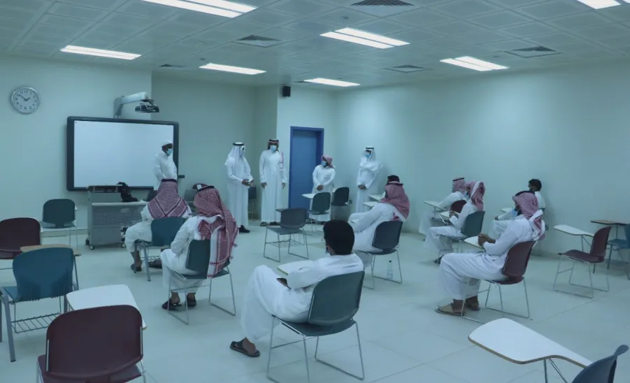 بمتابعة رئيس الجامعة وكيل الجامعة للشؤون التعليمية يزور الكليات ويناقش أهم الموضوعات المتعلقة بالعملية التعليمية -  جامعة المجمعة