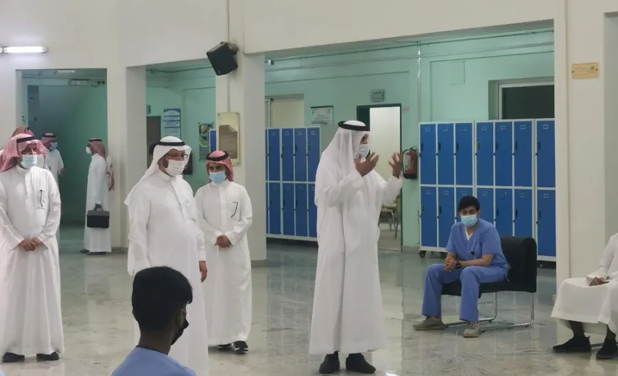 بمتابعة رئيس الجامعة وكيل الجامعة للشؤون التعليمية يزور الكليات ويناقش أهم الموضوعات المتعلقة بالعملية التعليمية -  جامعة المجمعة