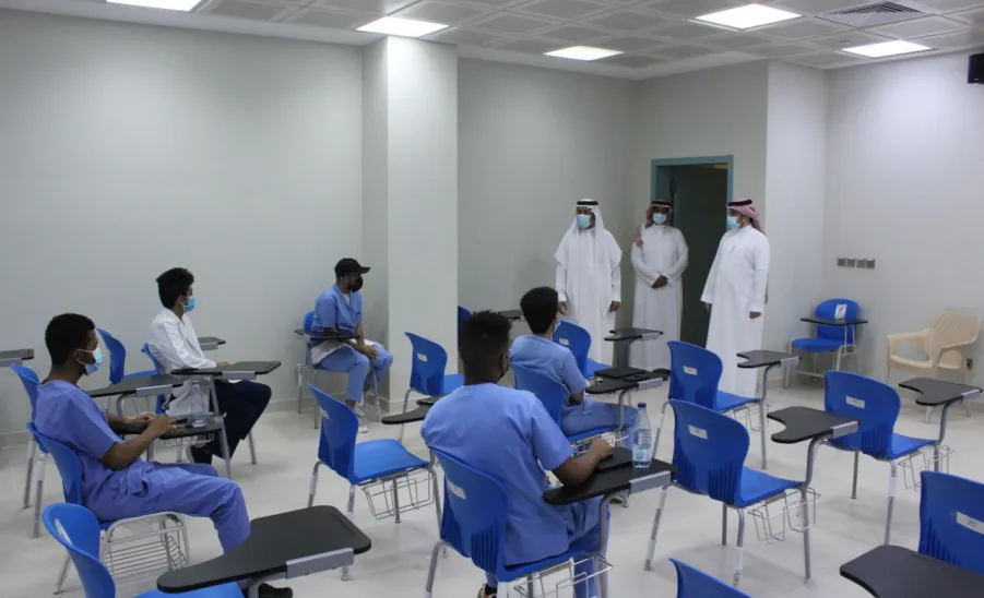 بمتابعة رئيس الجامعة وكيل الجامعة للشؤون التعليمية يزور الكليات ويناقش أهم الموضوعات المتعلقة بالعملية التعليمية -  جامعة المجمعة