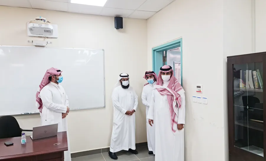رئيس الجامعة يزور كلية العلوم والدراسات الإنسانية بالغاط - ]U,M