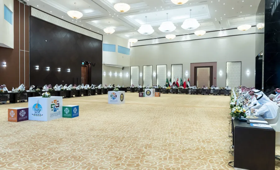 الجامعة وبالتعاون مع أمانة مجلس التعاون الخليجي تطور نظام خليجي التعليمي . -  ]U,M