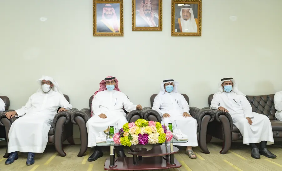رئيس الجامعة يزور مجمع الكليات بالزلفي  -  جامعة المجمعة