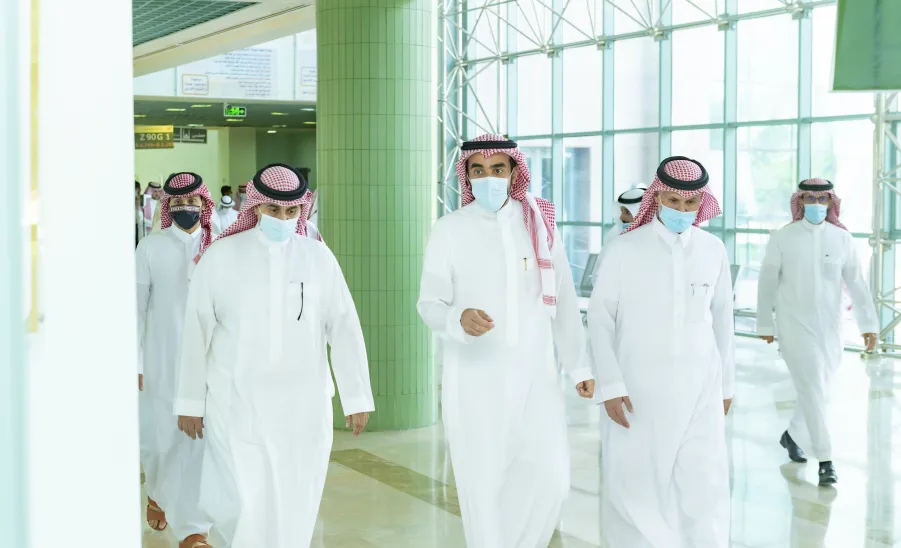 رئيس الجامعة يزور مجمع الكليات بالزلفي  -  جامعة المجمعة