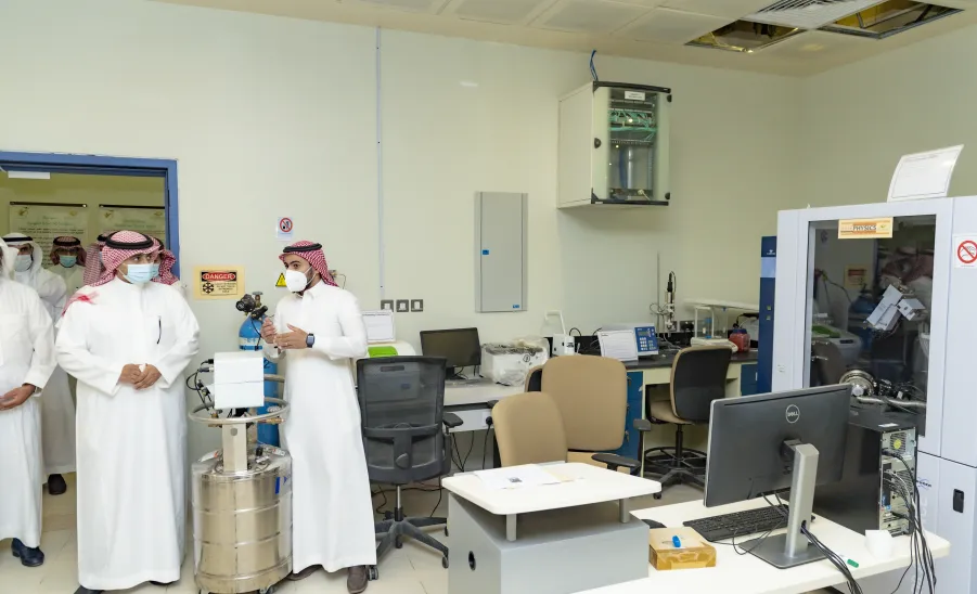 رئيس الجامعة يزور مجمع الكليات بالزلفي  -  جامعة المجمعة