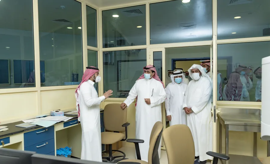 رئيس الجامعة يزور مجمع الكليات بالزلفي  -  جامعة المجمعة
