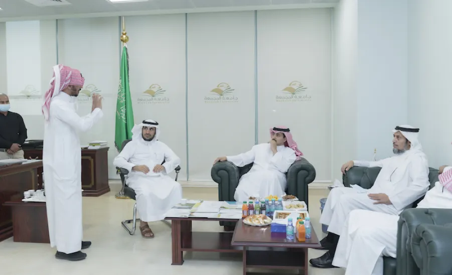 رئيس الجامعة يزور عمادة القبول والتسجيل  - ]U,M