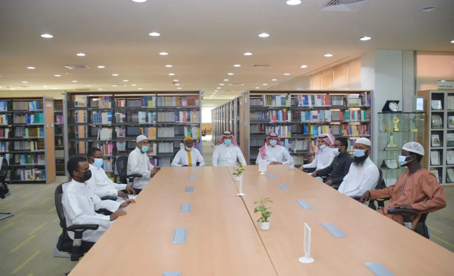 طلاب المنح يزورون المكتبة المركزية - طلاب المنح يزورون المكتبة المركزية