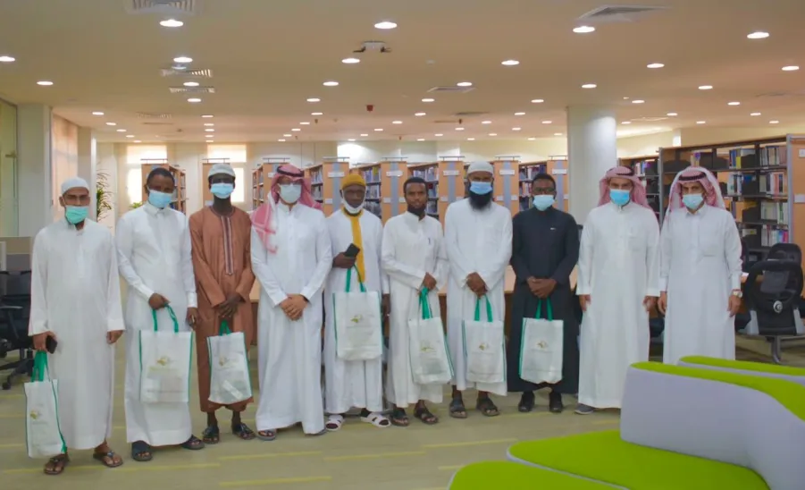 طلاب المنح يزورون المكتبة المركزية - طلاب المنح يزورون المكتبة المركزية