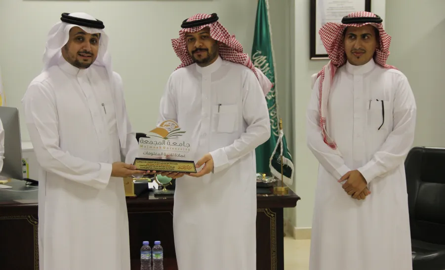 عميد تقنية المعلومات يكرم وكيل العمادة بعد إنتهاء فترة عمله  -  تكريم الصالح 