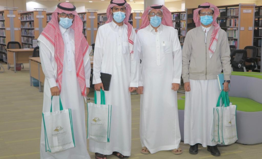 مجموعة من طلاب جامعة الملك سعود يزورون المكتبة المركزية