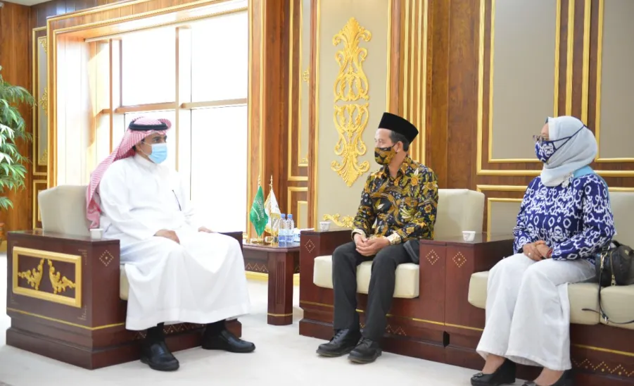 MU RECTOR WELCOMES EDUCATION AND CULTURAL ATTACHE AT EMBASSY OF INDONESIA
 - a