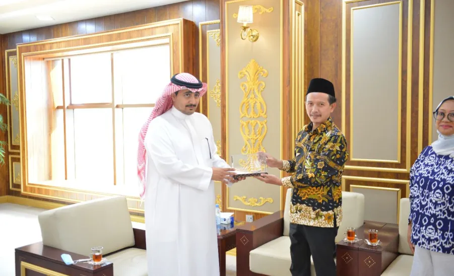 MU RECTOR WELCOMES EDUCATION AND CULTURAL ATTACHE AT EMBASSY OF INDONESIA
 - a