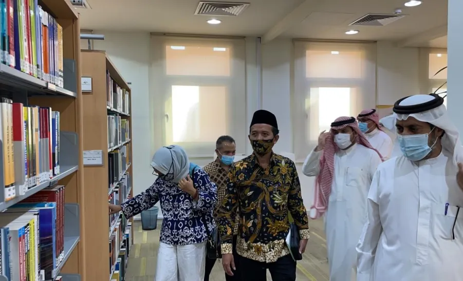 MU RECTOR WELCOMES EDUCATION AND CULTURAL ATTACHE AT EMBASSY OF INDONESIA
 - a