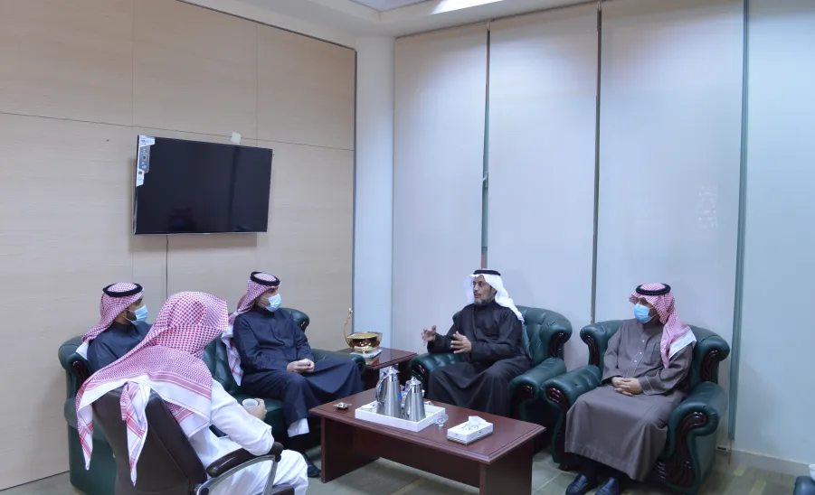وكيل الجامعة للشؤون التعليمية يزور كليتي التربية وإدارة الأعمال  -  تفقد الاختبارات
