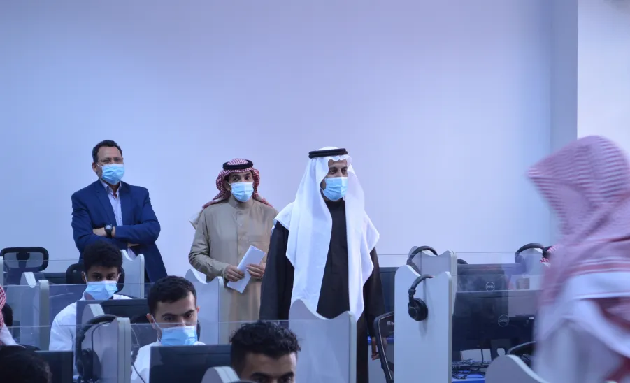 وكيل الجامعة للشؤون التعليمية يزور كليتي التربية وإدارة الأعمال  -  تفقد الاختبارات