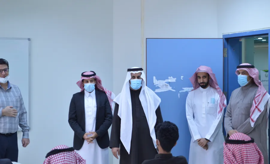 وكيل الجامعة للشؤون التعليمية يزور كليتي التربية وإدارة الأعمال  -  تفقد الاختبارات