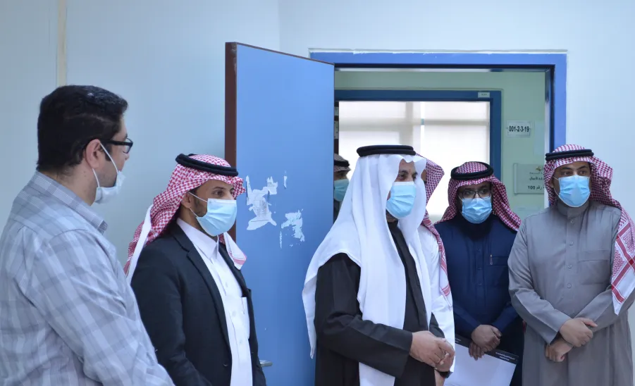 وكيل الجامعة للشؤون التعليمية يزور كليتي التربية وإدارة الأعمال  -  تفقد الاختبارات