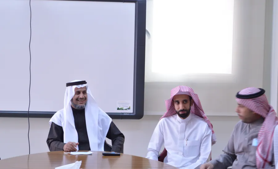 وكيل الجامعة للشؤون التعليمية يزور كليتي التربية وإدارة الأعمال  -  تفقد الاختبارات