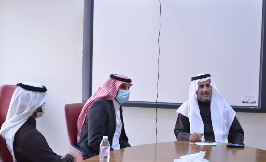 وكيل الجامعة للشؤون التعليمية يزور كليتي التربية وإدارة الأعمال  -  تفقد الاختبارات