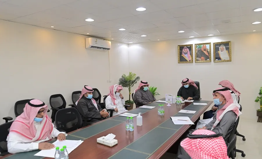 رئيس الجامعة يقوم بزيارة تفقدية للإدارة العامة للخدمات -  a