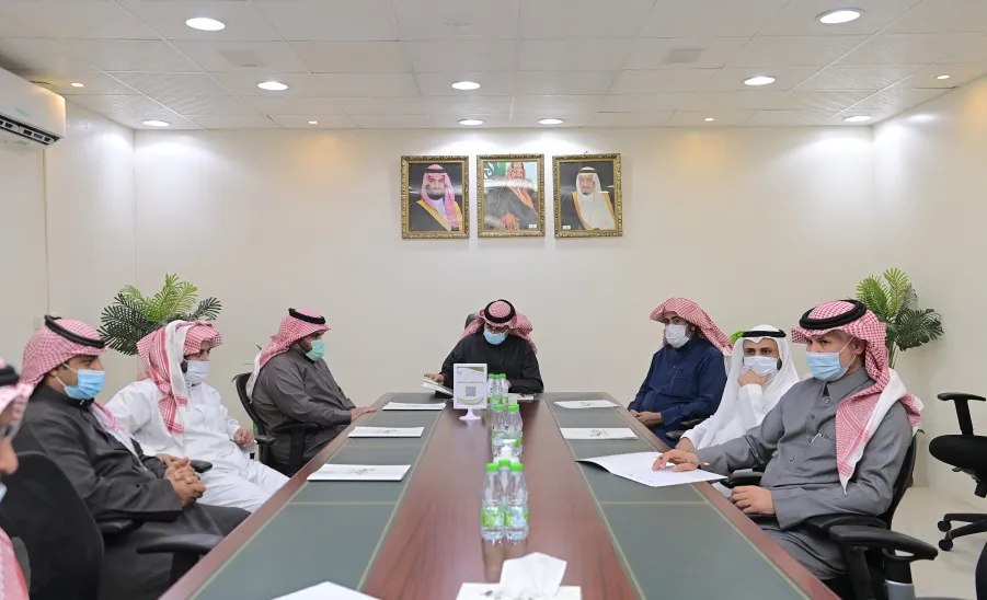 رئيس الجامعة يقوم بزيارة تفقدية للإدارة العامة للخدمات -  a