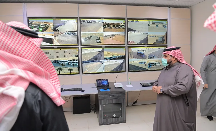رئيس الجامعة يقوم بزيارة تفقدية للإدارة العامة للخدمات -  a