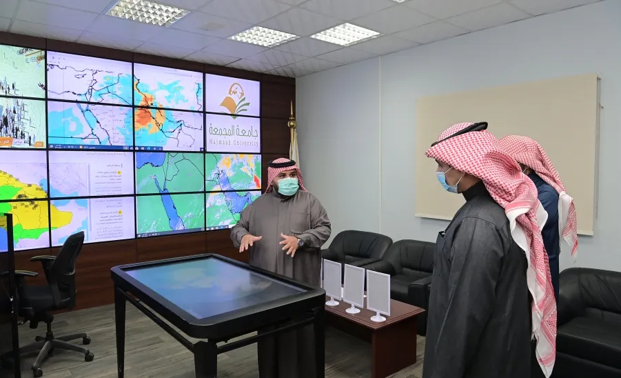 رئيس الجامعة يقوم بزيارة تفقدية للإدارة العامة للخدمات -  a