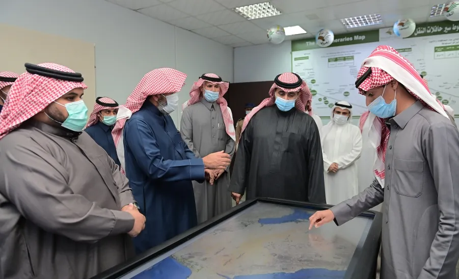 رئيس الجامعة يقوم بزيارة تفقدية للإدارة العامة للخدمات -  a