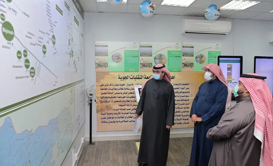 رئيس الجامعة يقوم بزيارة تفقدية للإدارة العامة للخدمات -  a