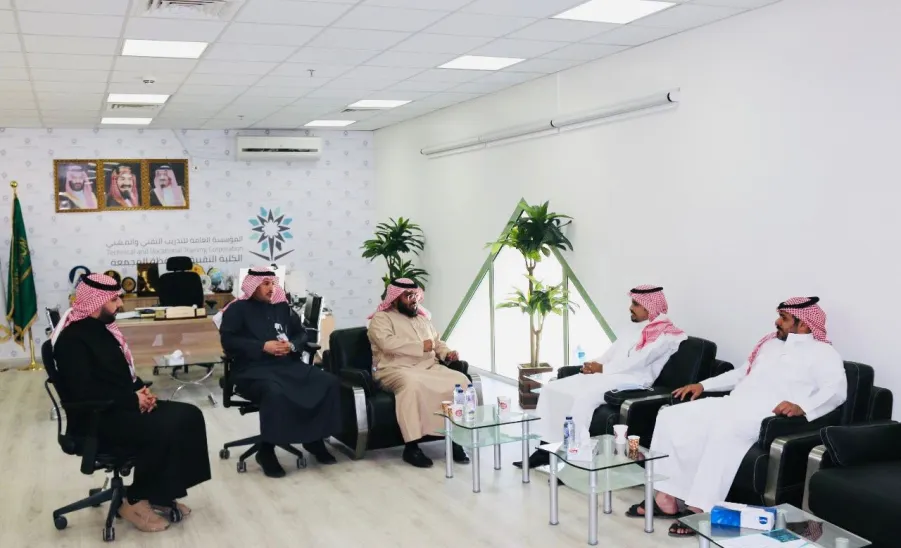 المشرف على مركز التوظيف وشؤون الخريجين يلتقي بعميد كلية التقنية والرئيس التنفيذي لشركة ساك الدولية -  اجتماعات مركز الخريجين 2