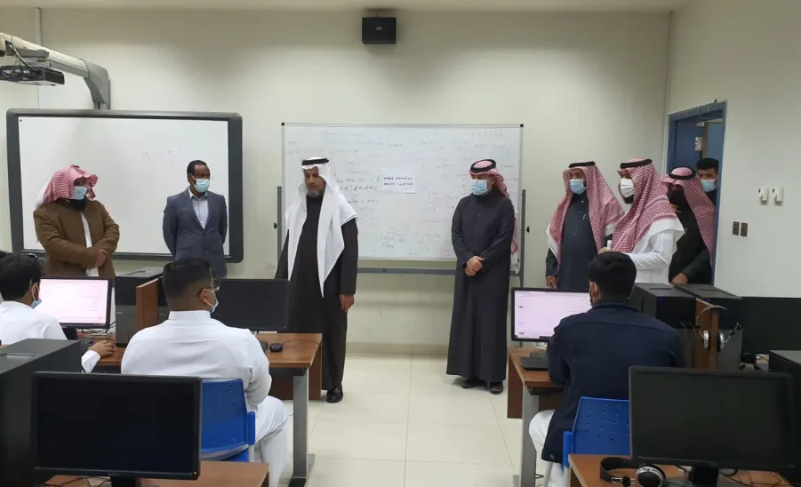وكيل الجامعة للشؤون التعليمية يزور كليتي التربية وإدارة الأعمال  -  تفقد الاختبارات