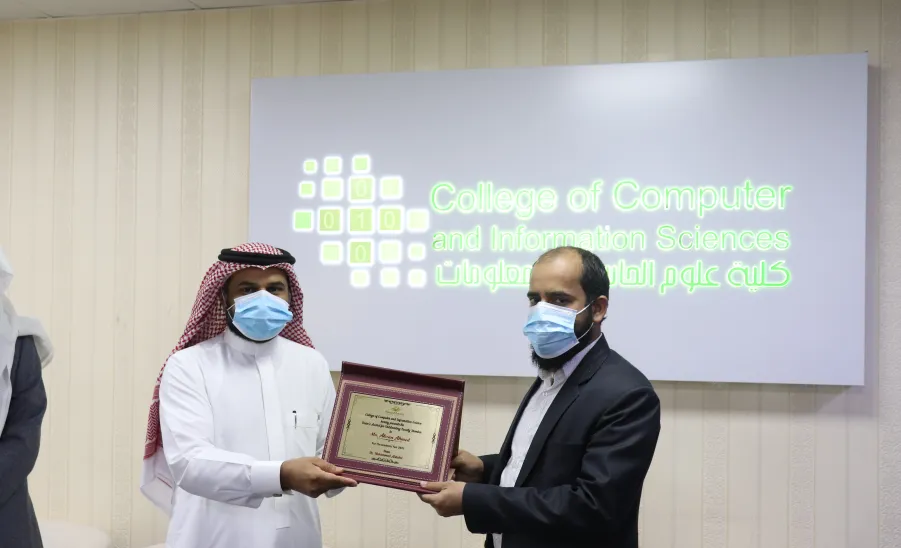 Excellent faculty members and staff in teaching and research honored by CCSI -  3