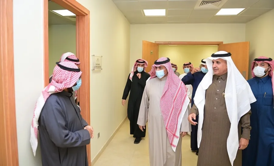 رئيس الجامعة يزور الإدارة العامة للشؤون الإدارية والمالية -  a
