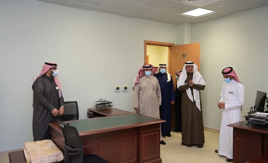 رئيس الجامعة يزور الإدارة العامة للشؤون الإدارية والمالية -  a