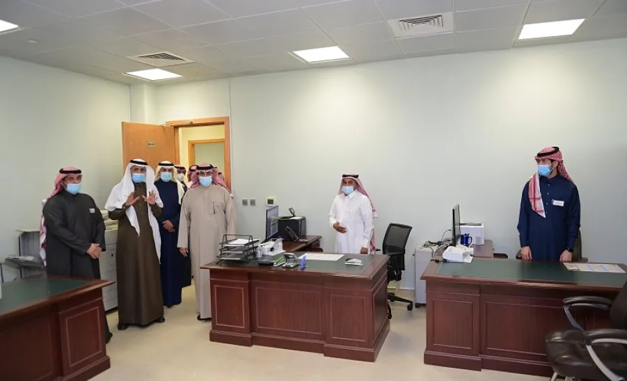 رئيس الجامعة يزور الإدارة العامة للشؤون الإدارية والمالية -  a