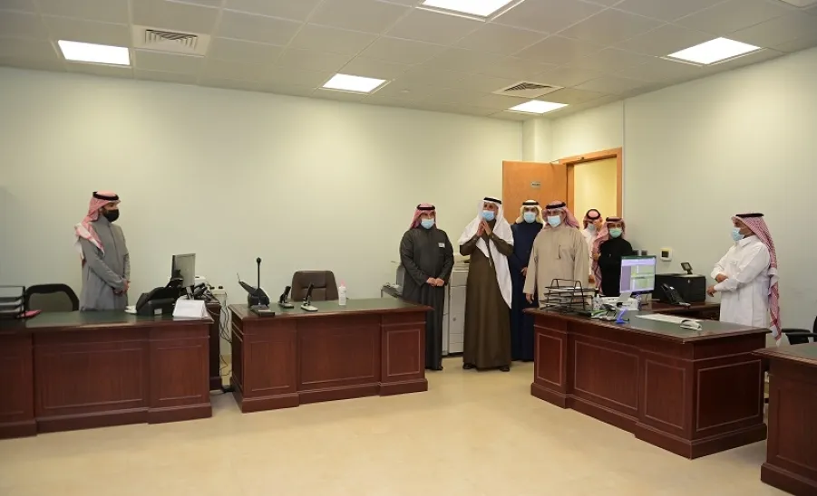 رئيس الجامعة يزور الإدارة العامة للشؤون الإدارية والمالية -  a