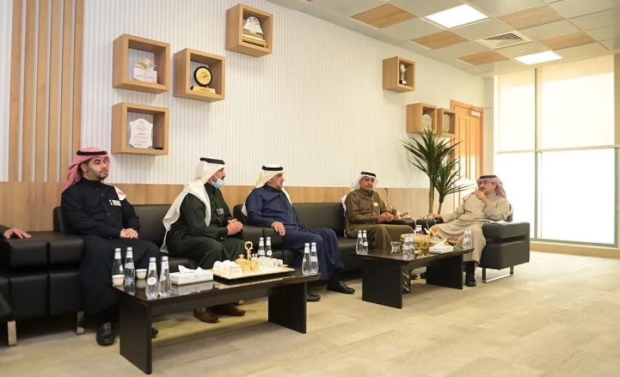 رئيس الجامعة يزور الإدارة العامة للشؤون الإدارية والمالية -  a