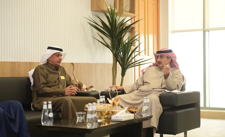 رئيس الجامعة يزور الإدارة العامة للشؤون الإدارية والمالية -  a
