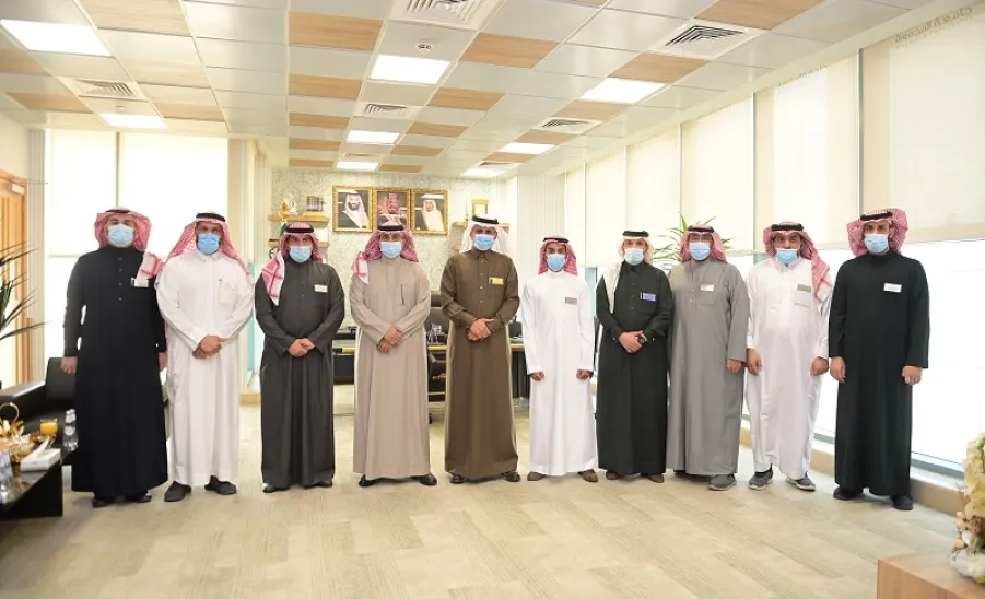 رئيس الجامعة يزور الإدارة العامة للشؤون الإدارية والمالية -  a